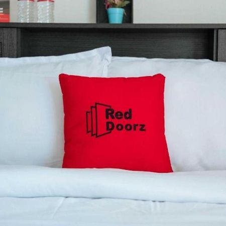 Reddoorz Plus @ Kaizen Suites Taft Avenue Манила Экстерьер фото